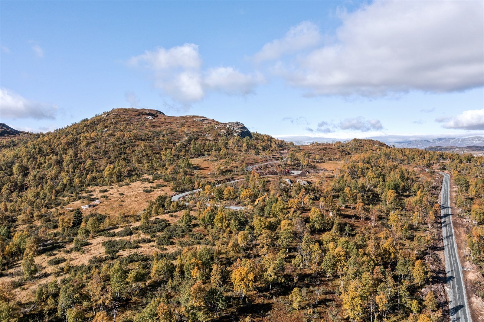 Langs veien til høyre ligger tomtene 1 til 12 på høyre side av veien - og tomtene 23 til 31 på venstre side. Galleribilde