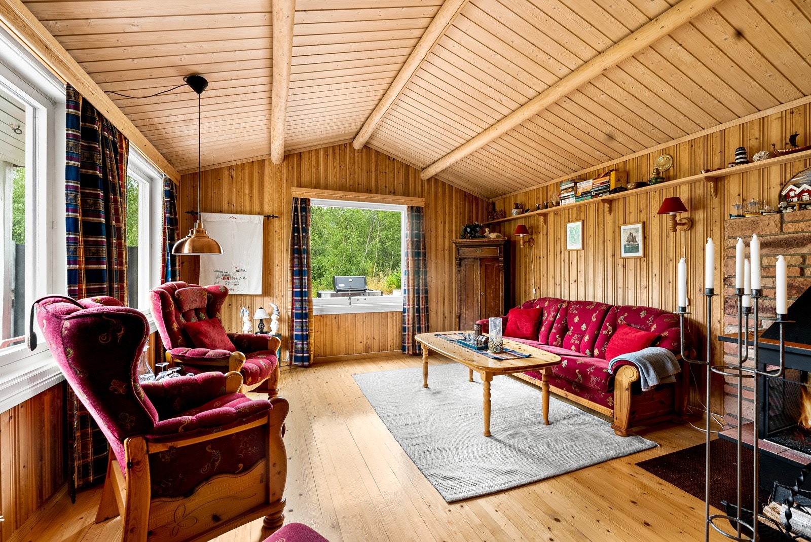 Stuen har flere store vindusflater som gir meget godt med lysinnslipp Galleribilde