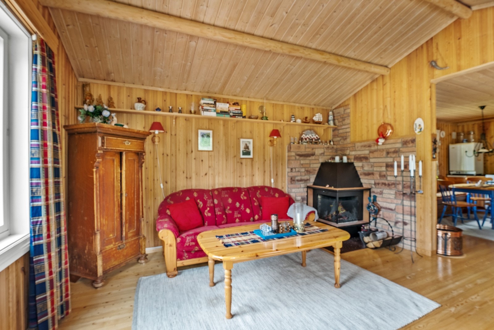 I stuen er det peisovn som gir en lun og behagelig varme og atmosfære Galleribilde