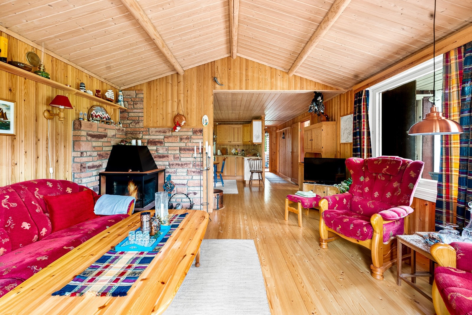 Hyttens stue er et åpent og romslig allrom i praktisk åpen løsning med kjøkken Galleribilde