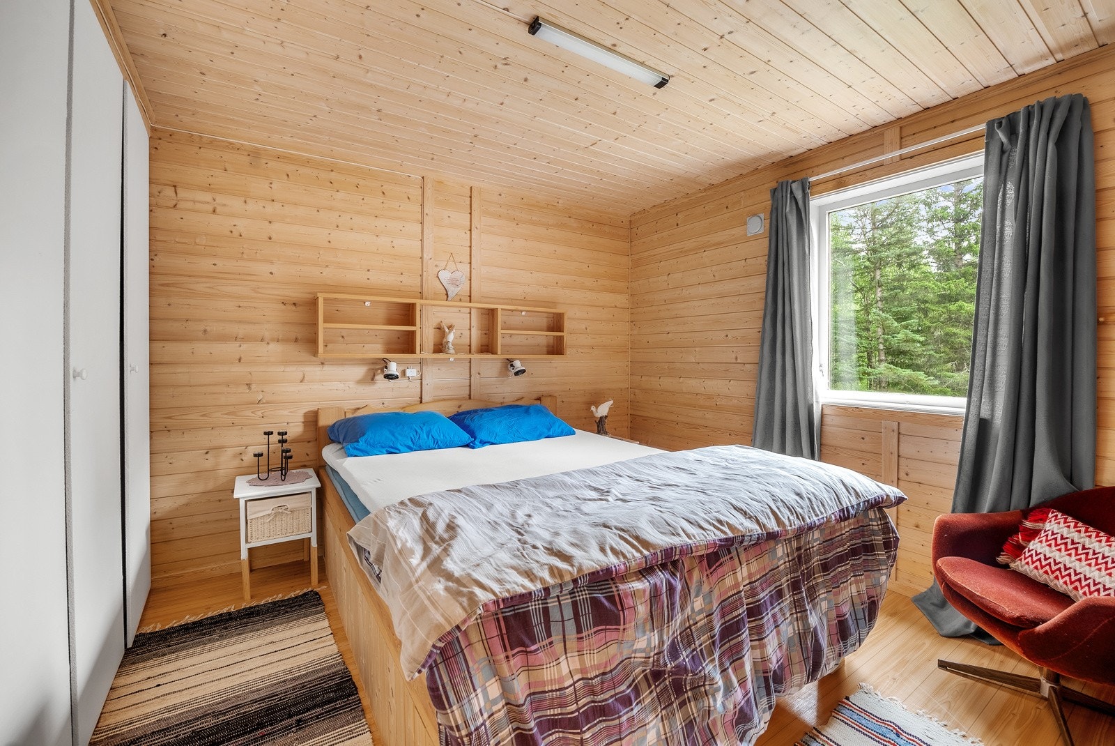 Meget romslig hovedsoverom med plass for både dobbeltseng, nattbord og garderobeløsning Galleribilde