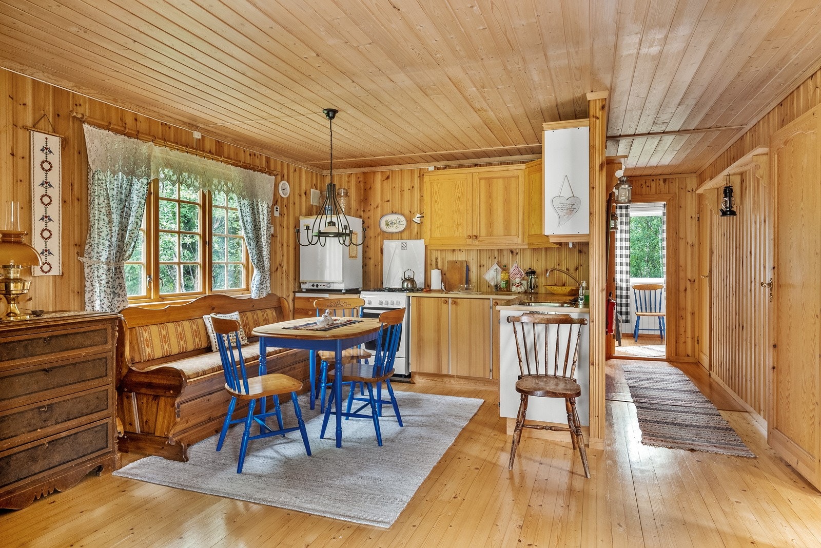 Kjøkken ligger i åpen løsning med kjøkken, og har plass for spisestue med nærhet til kjøkken Galleribilde