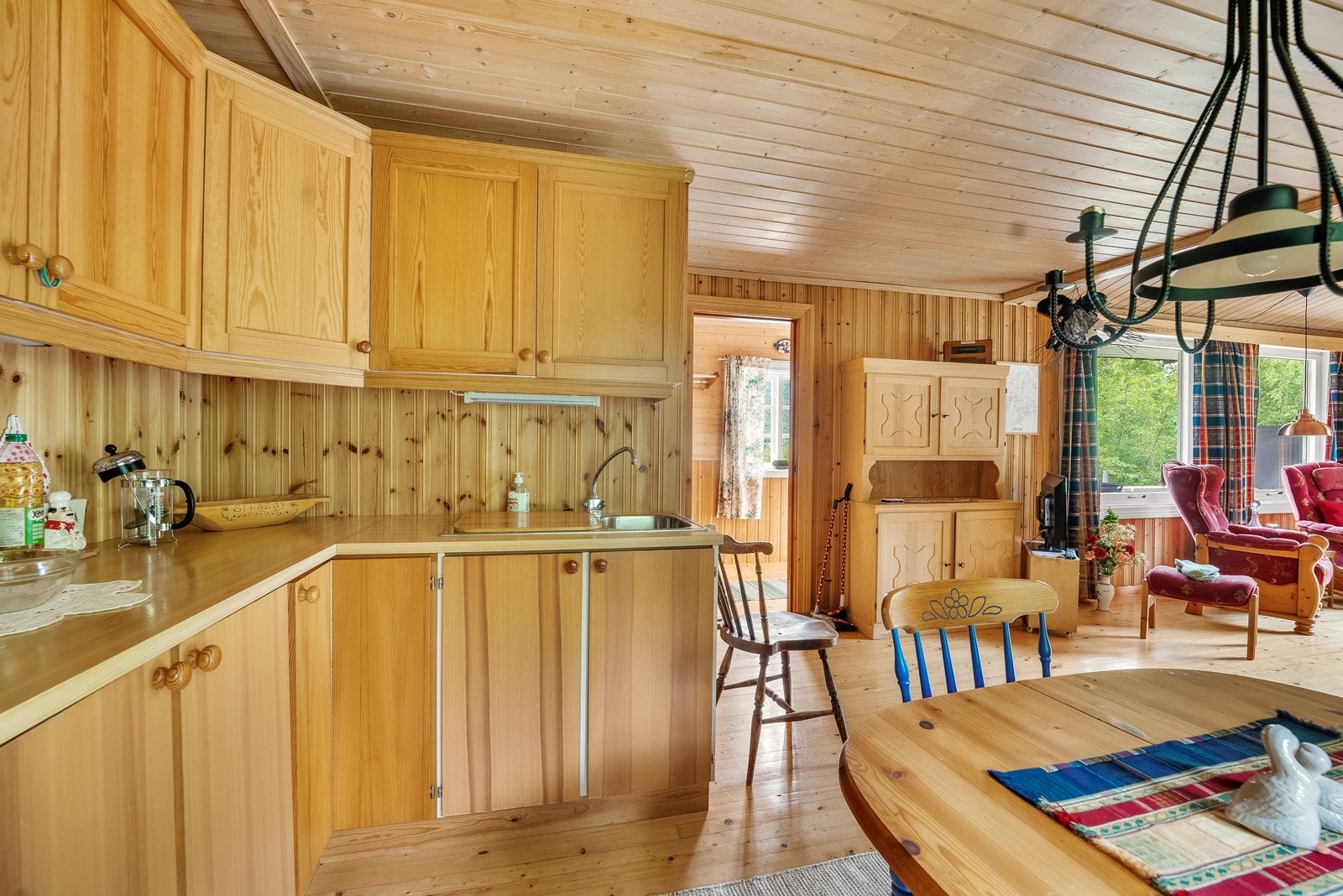 Innredningen er med glatte fronter, benkeplate av laminat, nedfelt oppvaskkum med ett-greps kjøkkenarmatur og benkeskapsbelysning Galleribilde