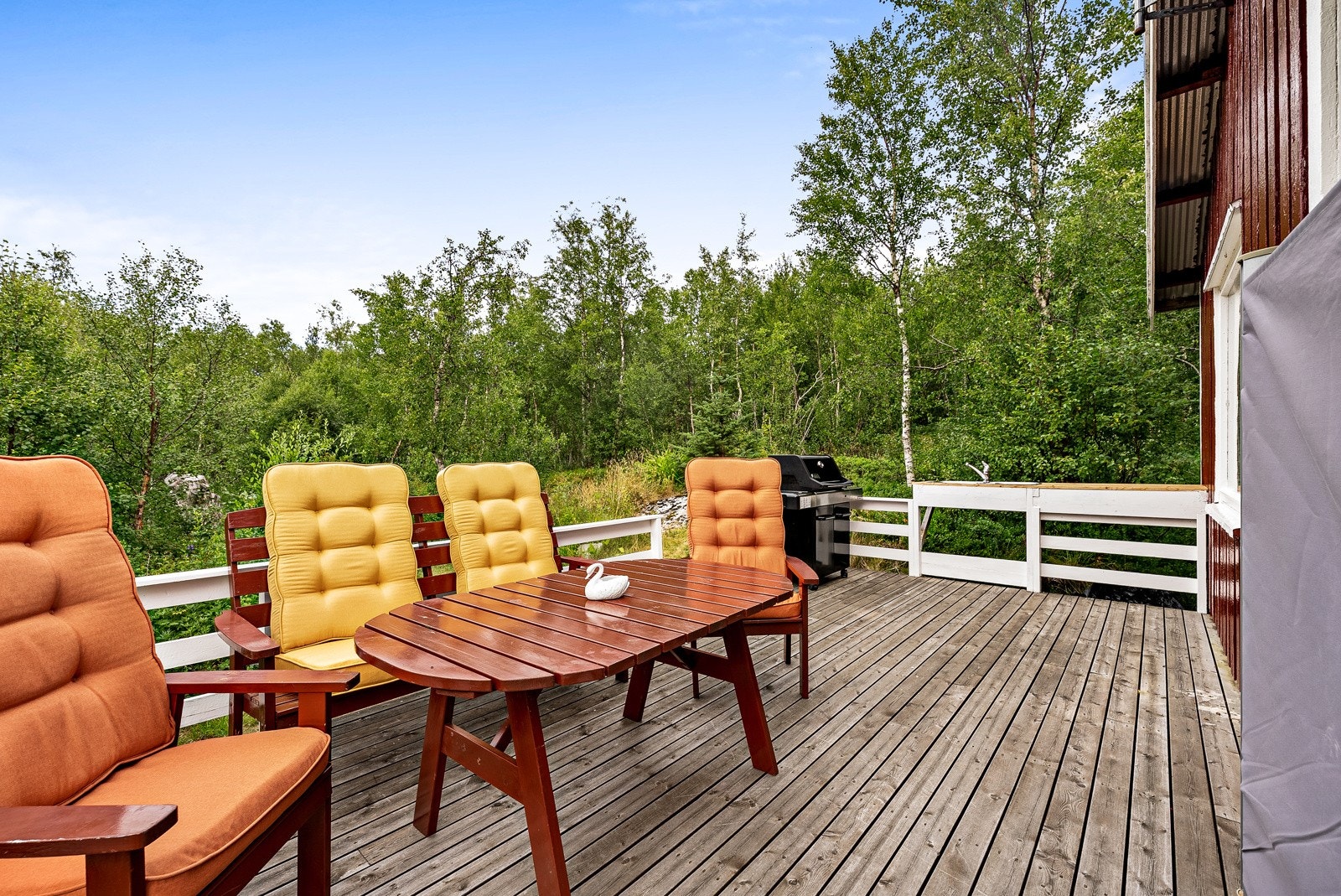 Sørvestvendt balkong i forbindelse med inngangsparti på hele ca. 28 m2 Galleribilde