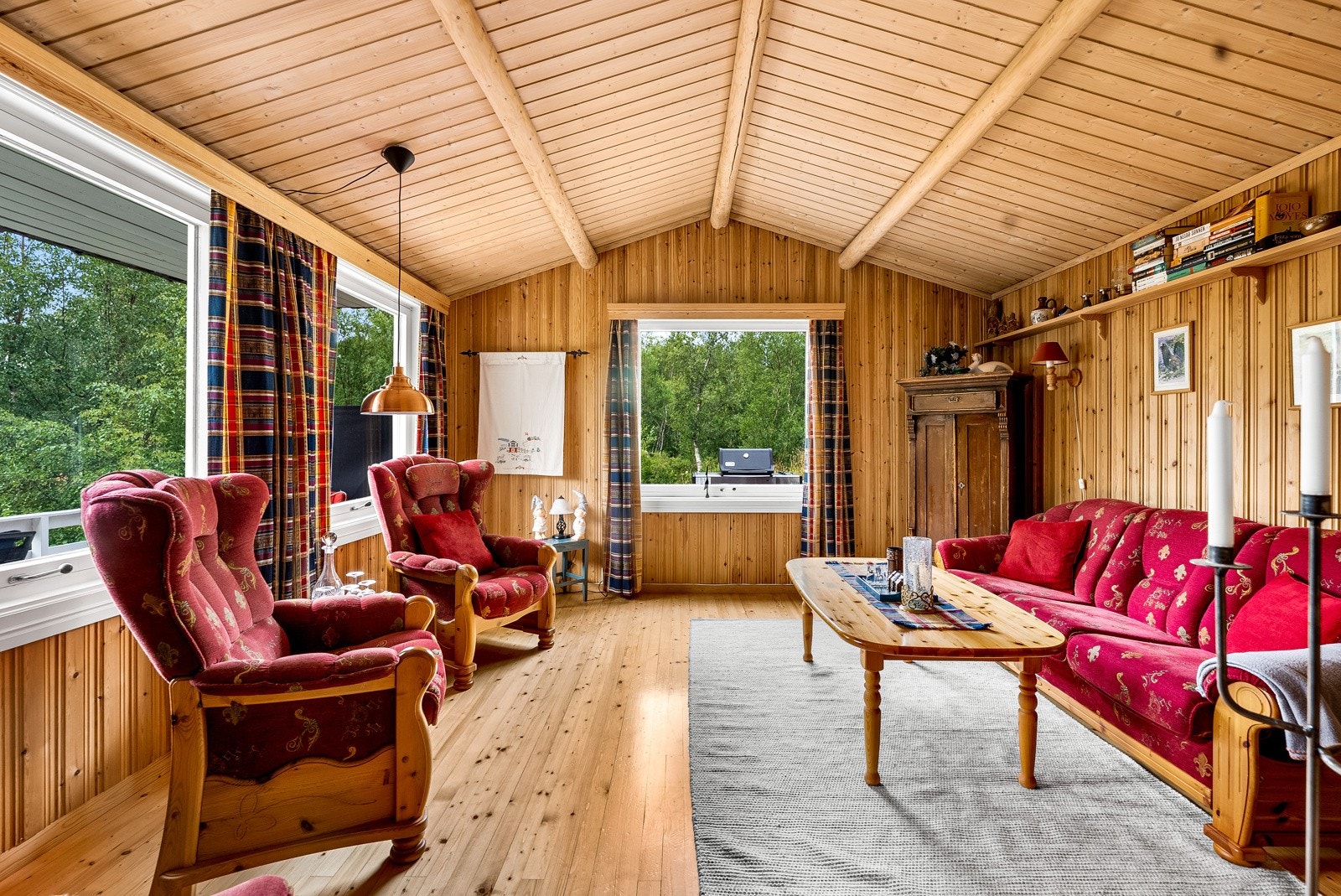 Gulv er belagt med heltre, og vegg- og himlingsflater i veggplater og panel Galleribilde