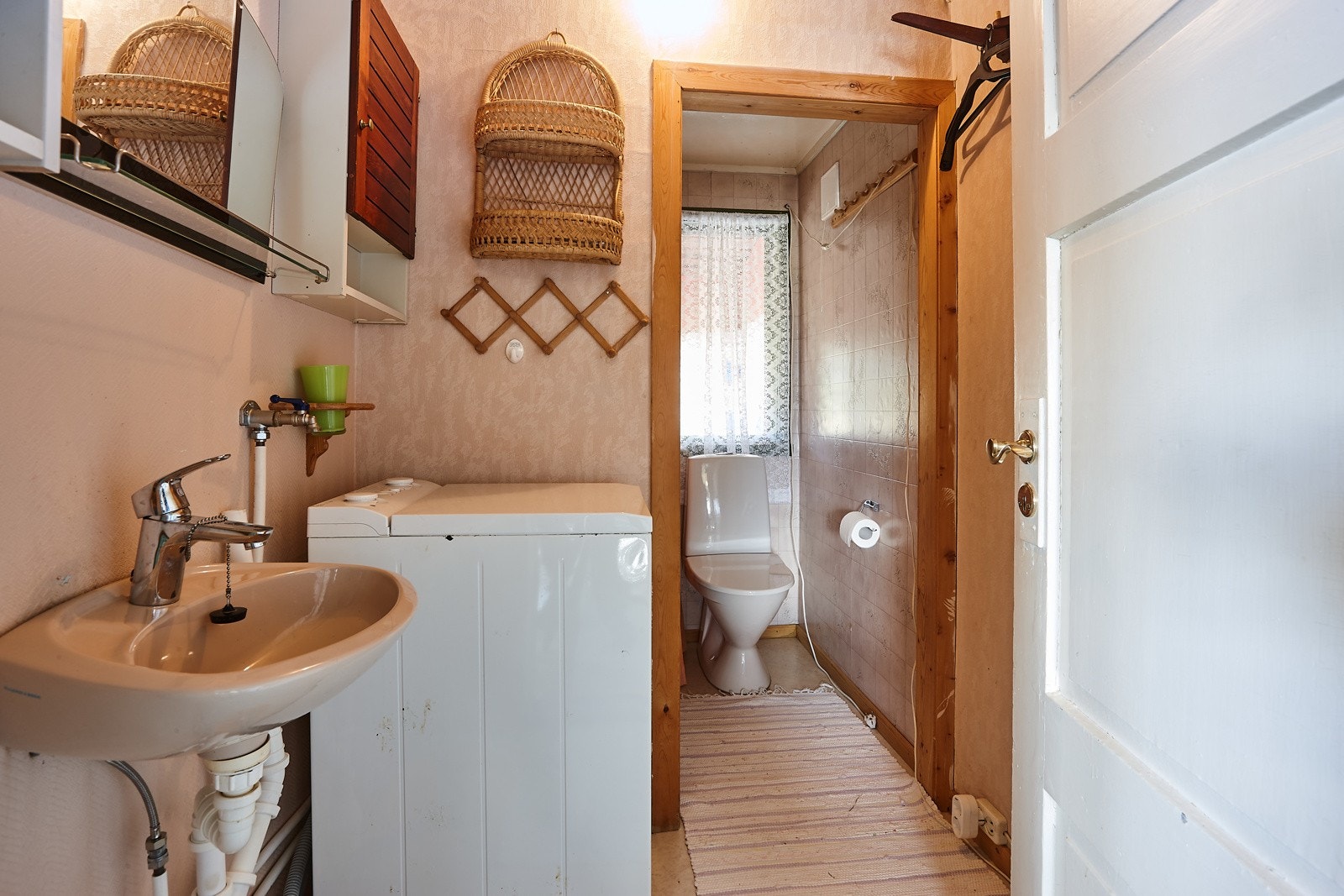 Bad med wc og dusj. Opplegg for vaskemaskin. Galleribilde