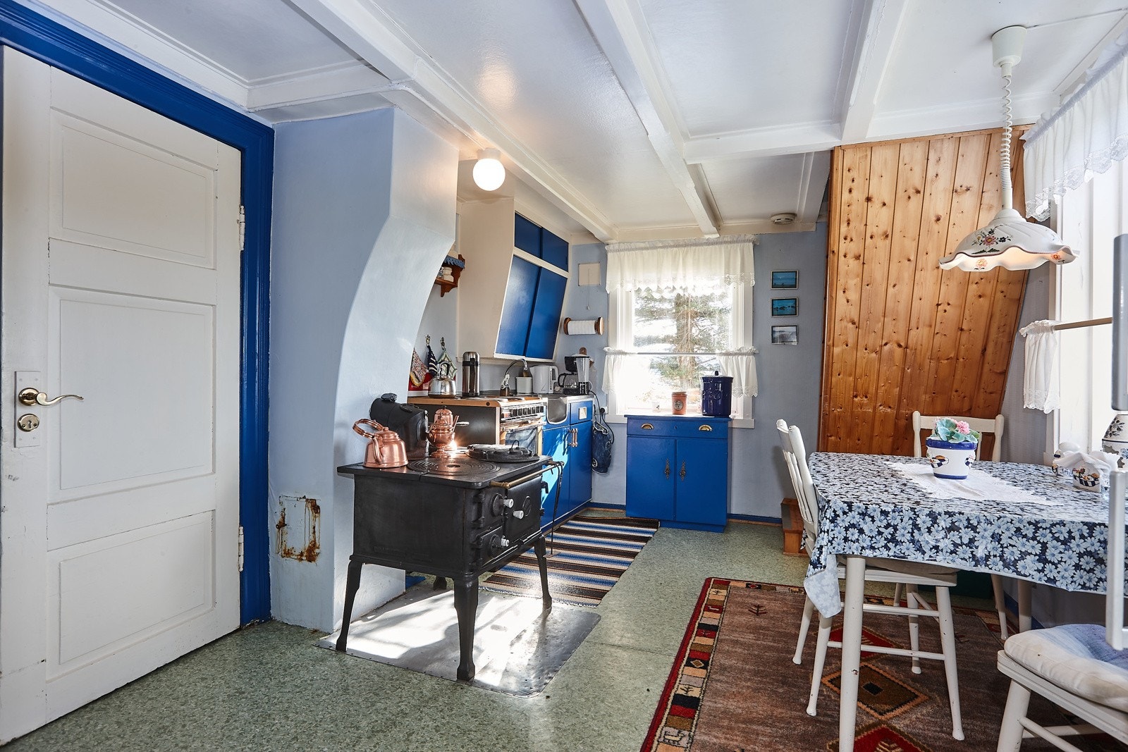 Kjøkken med vedfyring/kokeplate. Galleribilde