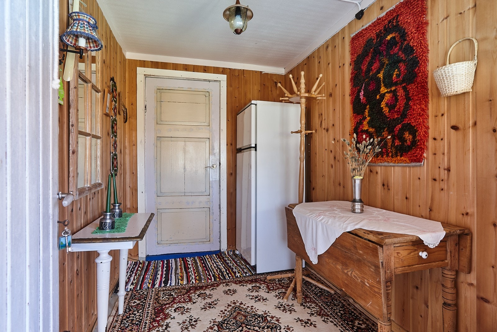 Velkommen inn! Vindfang med plass til å henge fra seg. Galleribilde