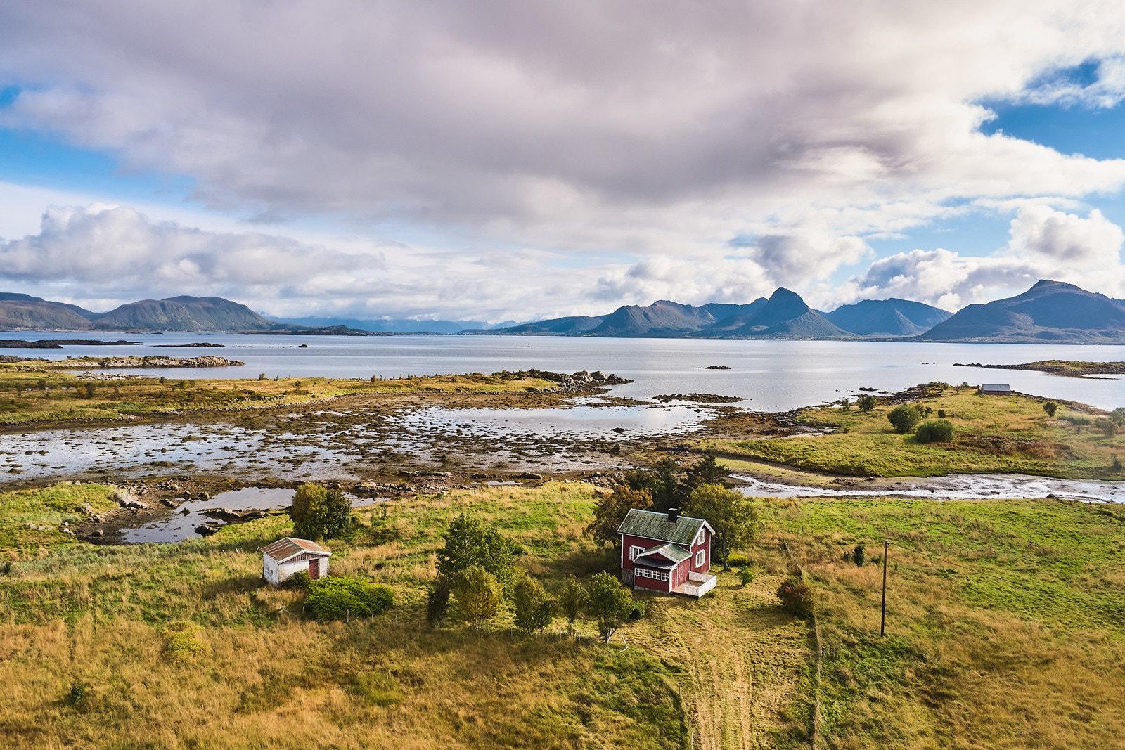 Velkommen til denne uslipne perlen med nydelig beliggenhet like ved sjøen i Bø i Vesterålen. Galleribilde