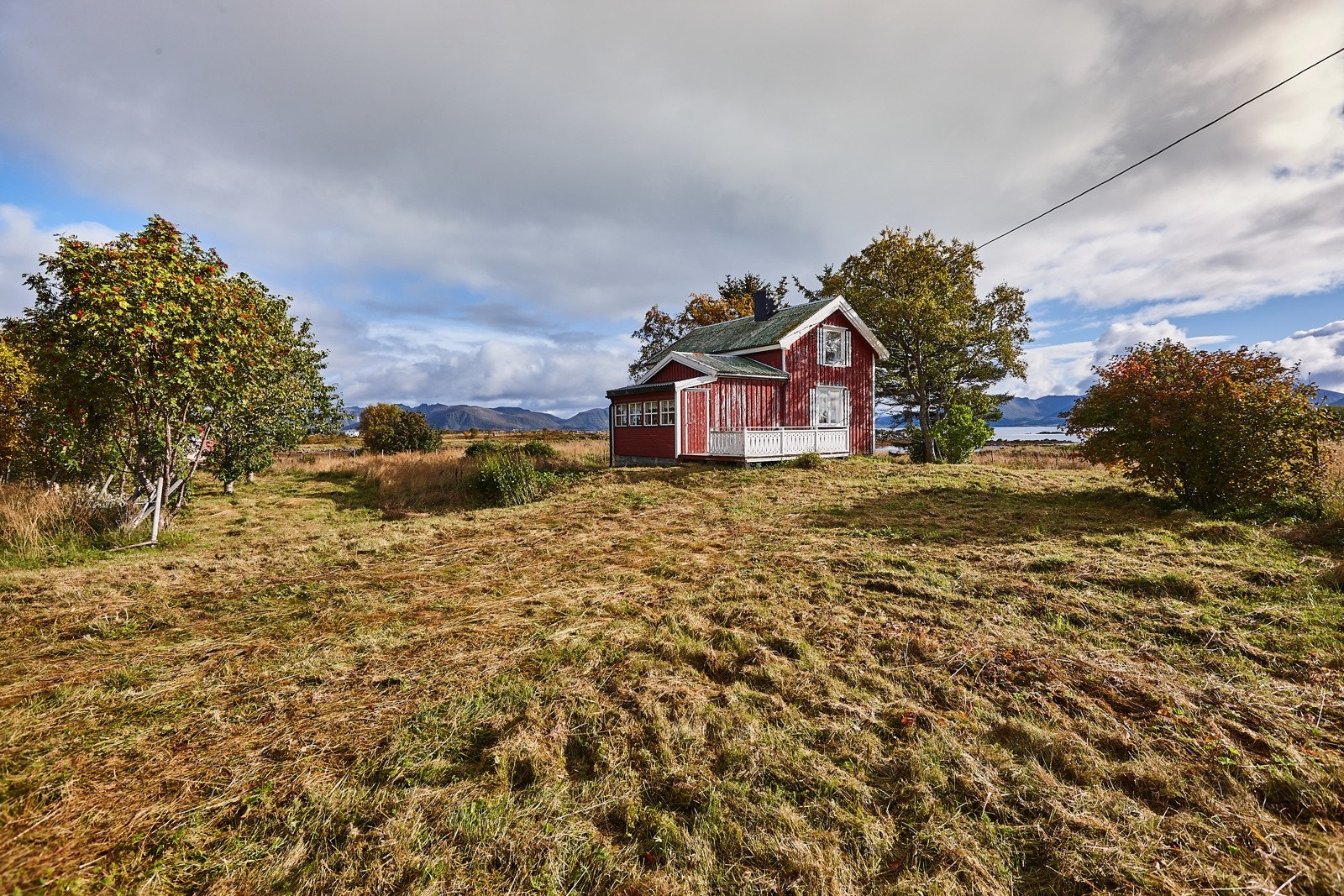 Flatt og åpent terreng rundt boligen. Galleribilde