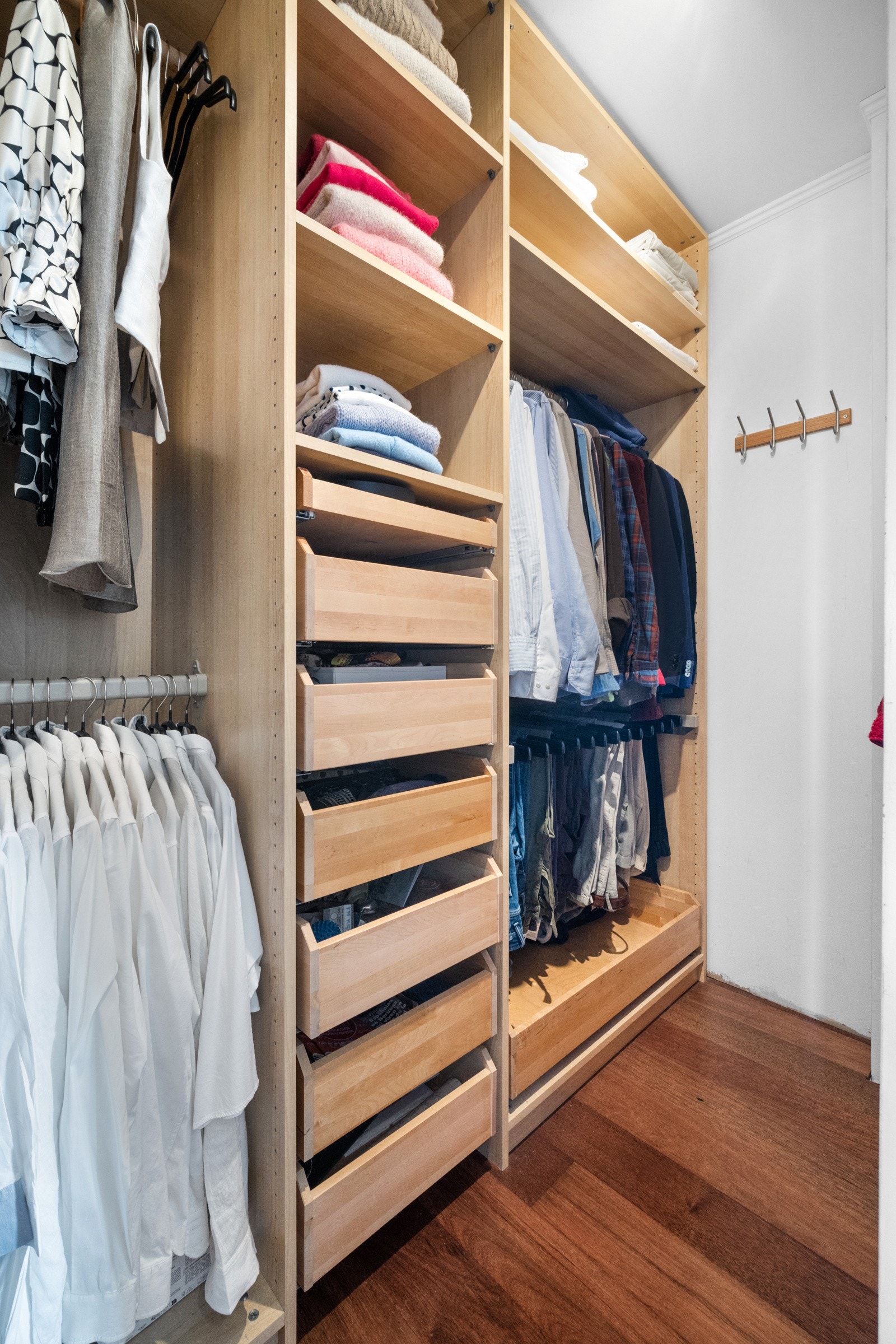 Hovedsoverommet ligger i suiteløsning med eget bad og et innredet walk-in closet. Galleribilde