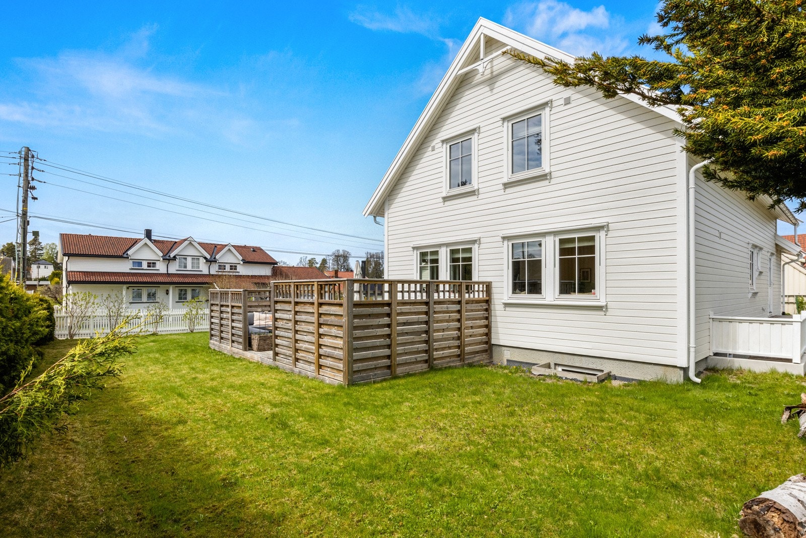 Idyllisk hage med velholdt gressplen, perfekt lekeareal for de små. Galleribilde