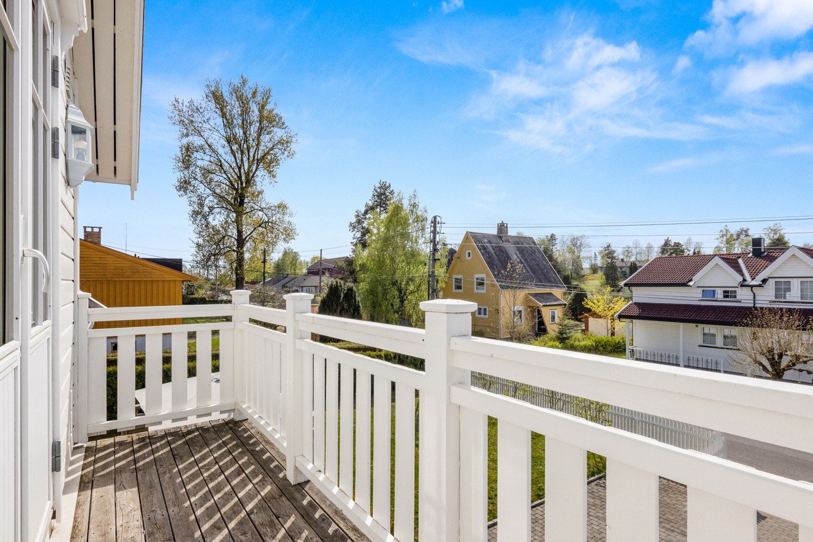 Fra loftstuen i andre etasje er det utgang til en vestvendt luftebalkong på ca. 3,7 m² med fint utsyn over nabolaget. Galleribilde