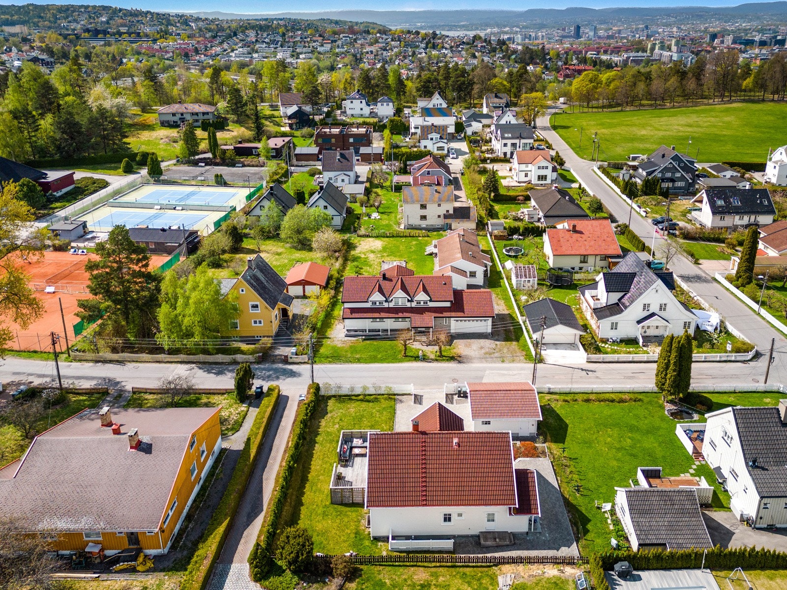 Kombinasjonen av fredelige, grønne omgivelser i et samtidig sentralt bomiljø, gjør dette til en svært attraktiv bolig. Galleribilde