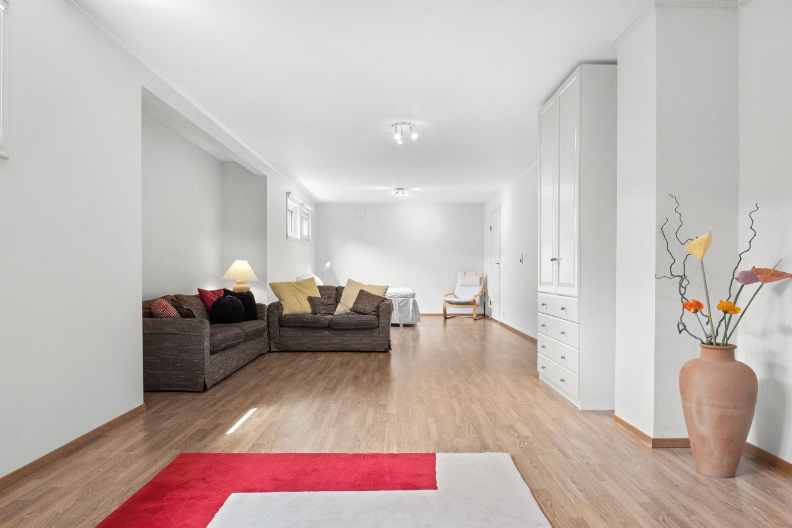 Kjellerstuen er av meget god størrelse, og det langstrakte rommet kan innredes med både sofagruppe, godstoler, tv-møblement og gjesteseng. (Ikke godkjent for varig opphold) Galleribilde