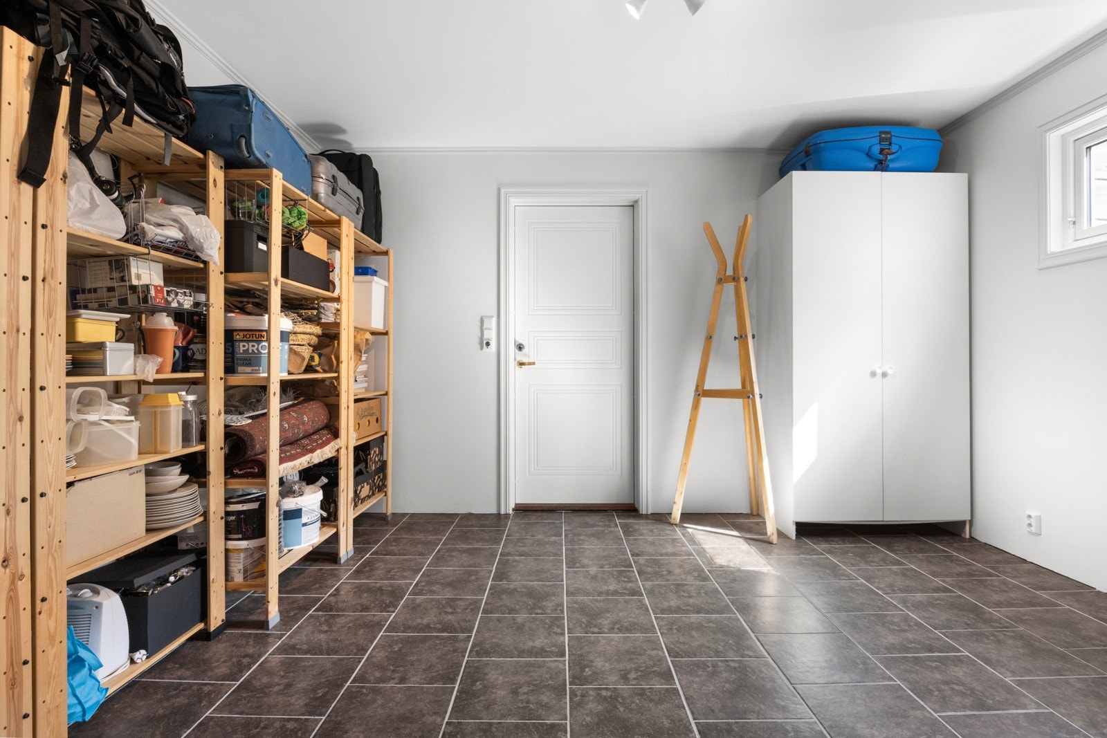 Stort lagringsrom, med egen inngang fra baksiden av huset Galleribilde