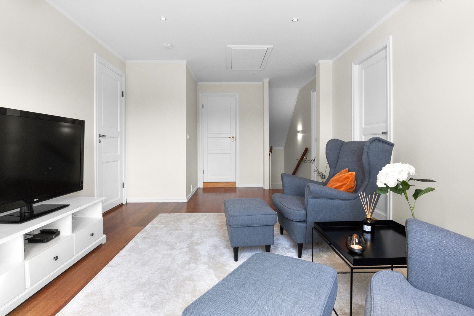 Loftstuen oppleves lys og romslig med flere innredningsmuligheter. Galleribilde
