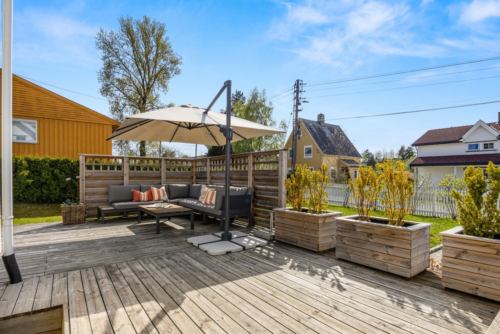 Fra stuen er det utgang til en vestvendt terrasse på ca. 15 m² med videre adkomst til en markterrasse på ca. 40 m². Galleribilde
