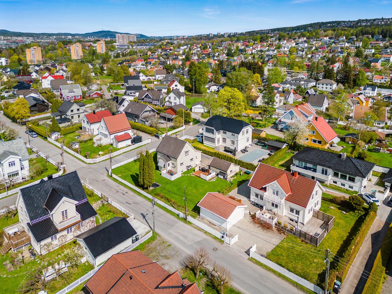 Eiendommen ligger i et skjermet, attraktivt og barnevennlig boligområde på Østensjø i Oslo, med nærhet til skoler, barnehager, offentlig kommunikasjon, samt et rikt utvalg av fasiliteter og servicetilbud. Galleribilde