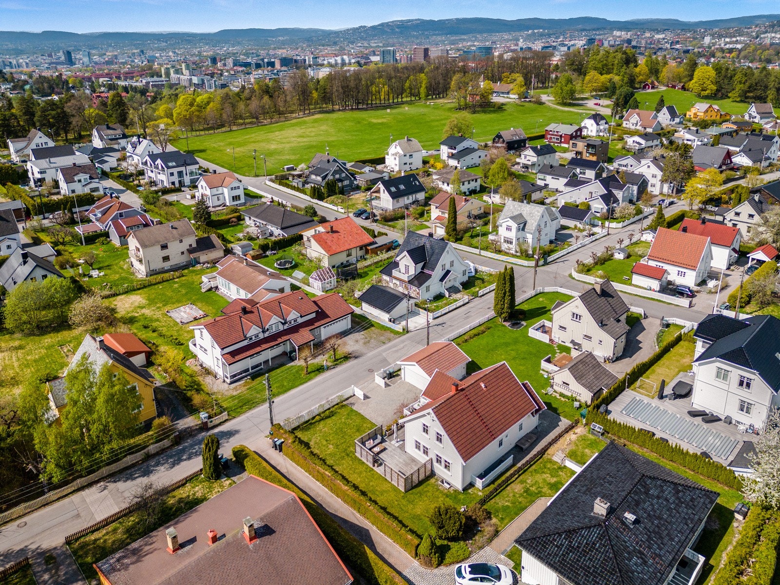 Nærmeste nabo er parken rundt Nordre Skøyen hovedgård, og blir nærmest som en forlengelse av hagen. Det er flotte solforhold på eiendommen. Galleribilde