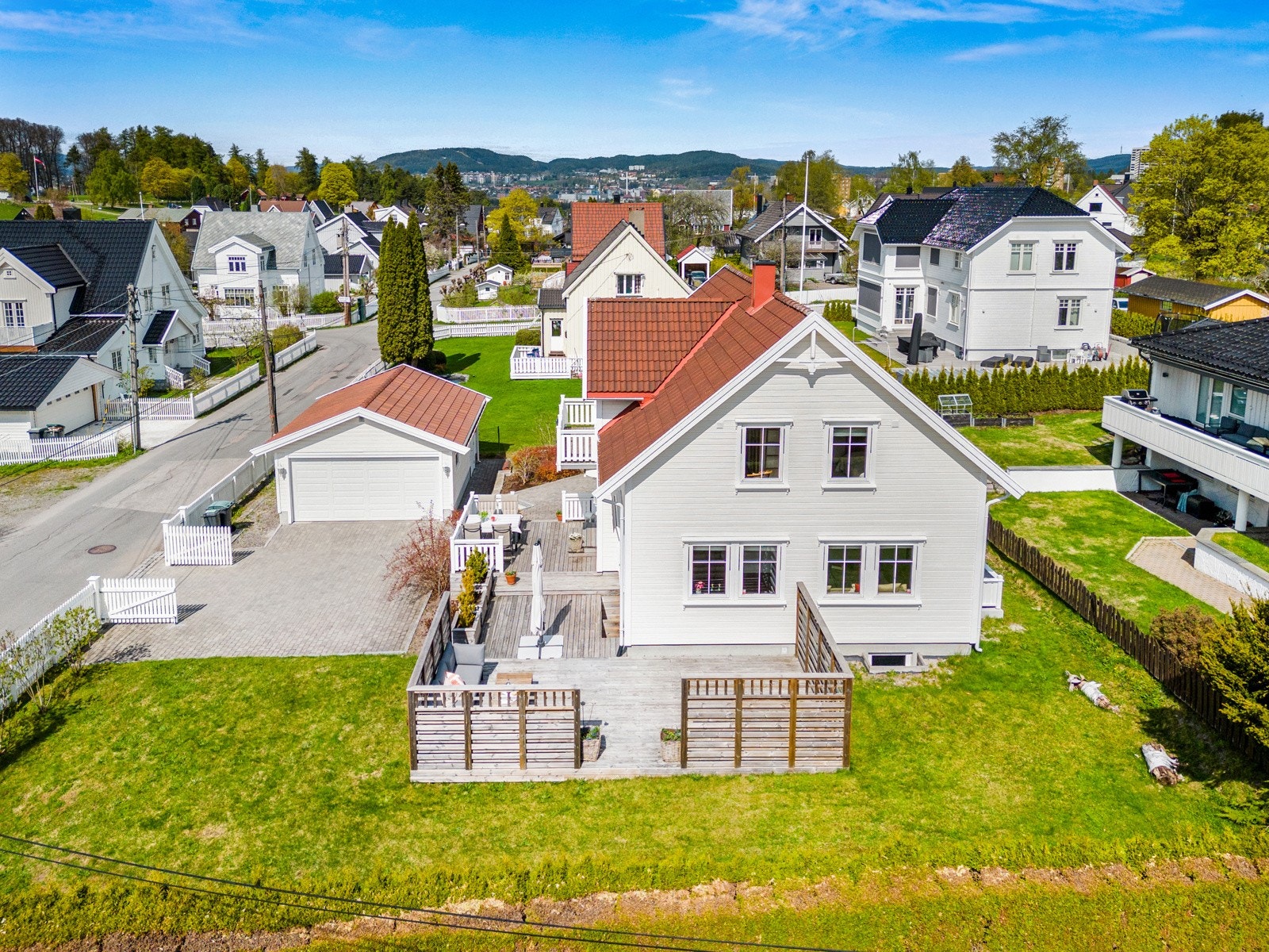 Bygget ble oppført i 2005, og kan skilte flotte uteplasser som omkranser boligen bestående av gressplen, terrasse og dobbelgarasje. Galleribilde