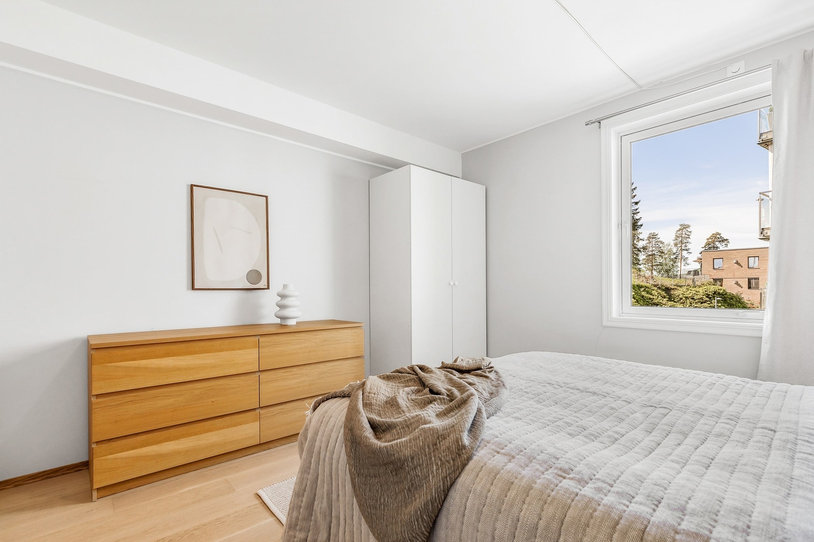 Ønsker du mer oppbevaring er det rom til flere skap, eller kommode. Galleribilde