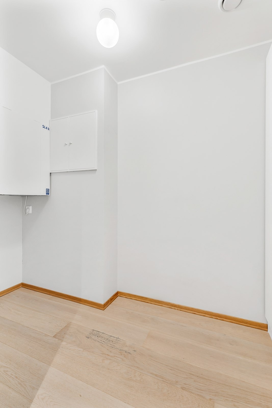 Med adkomst fra entréen finner vi leilighetens innvendige bod. Perfekt til oppbevaring av støvsuger, tørkestativ med mer. Galleribilde