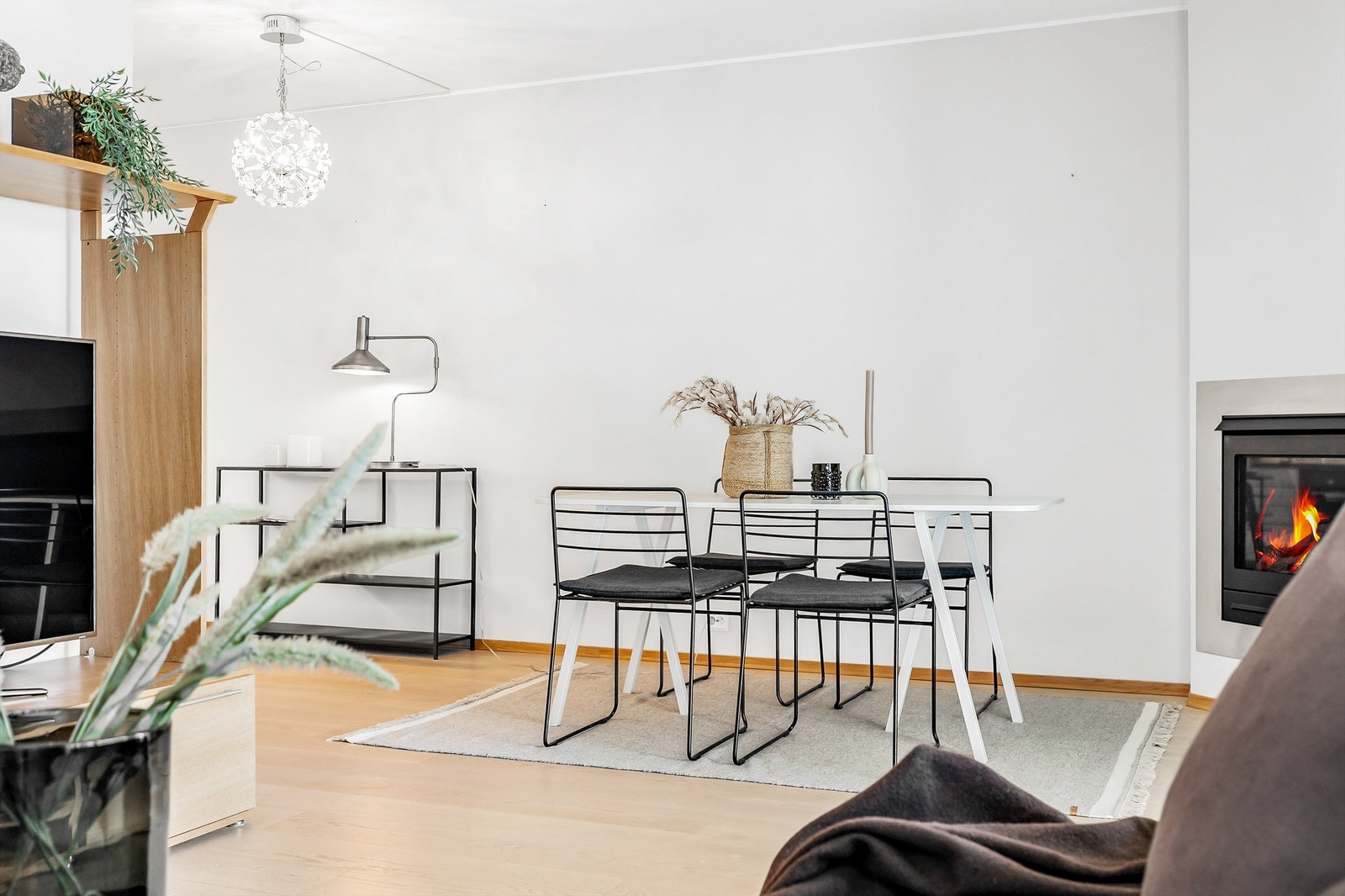 Mot kjøkkenet er egnet sone for spisebord. Galleribilde