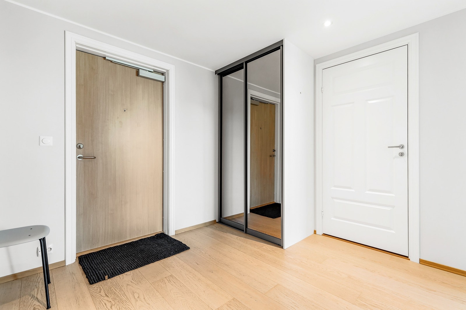 Til venstre innenfor døren er det skyvedørsgarderobe. Galleribilde