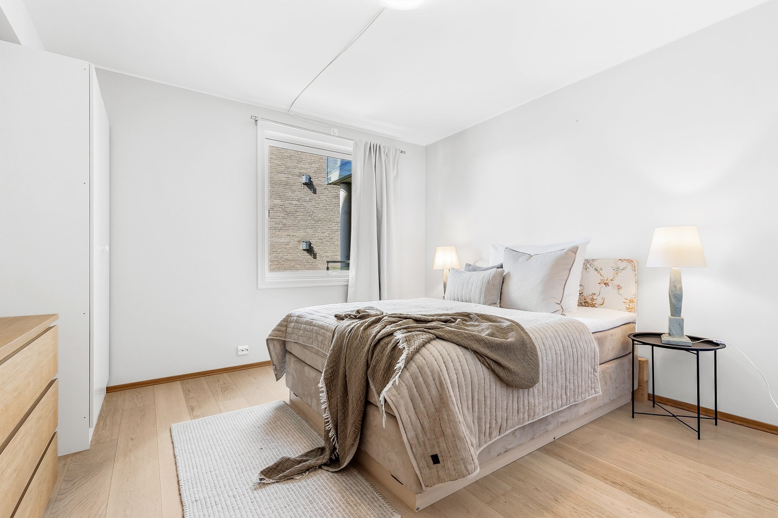 Leiligheten har 1 soverom av god størrelse. Her har du plass til dobbeltseng og det er et garderobeskap langs veggen. Galleribilde