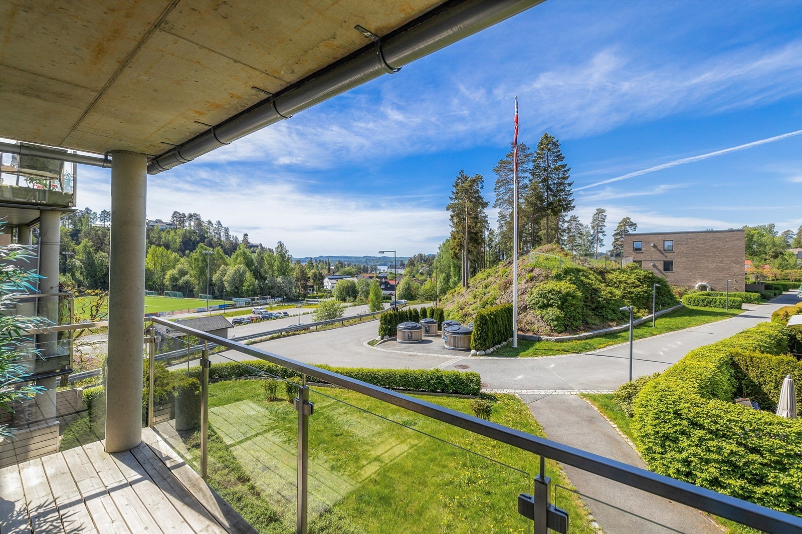 Uteplassen er overbygget og det er fin utsikt over fellesområdene. Galleribilde