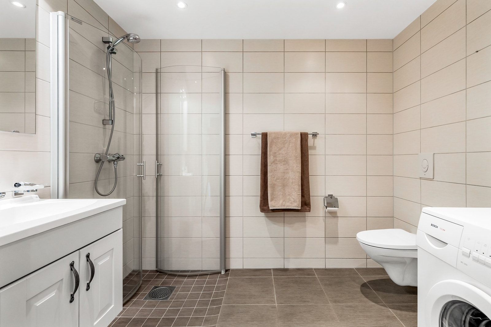 Baderom fra byggeår i 2012. Flislagt gulv med varme og flislagte vegger. Nedsenket himling med downlights. Galleribilde