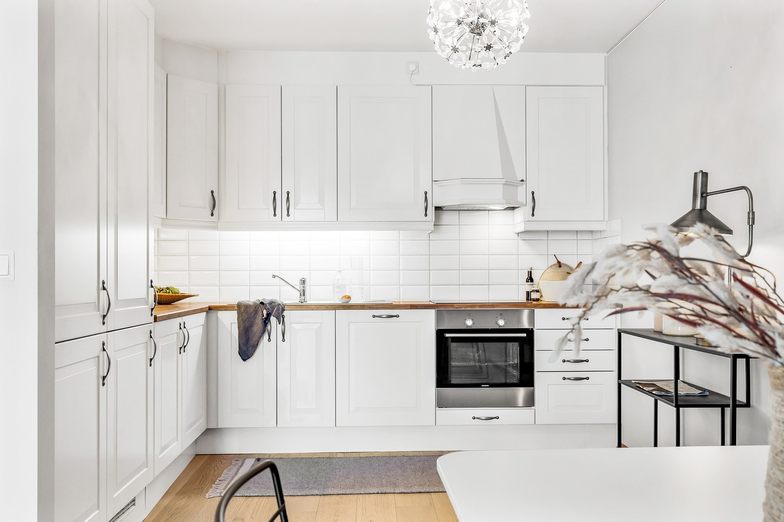 Integrerte hvitevarer med kjøleskap med fryser, oppvaskmaskin, stekeovn og keramisk platetopp. Disse medfølger ved salg. Galleribilde