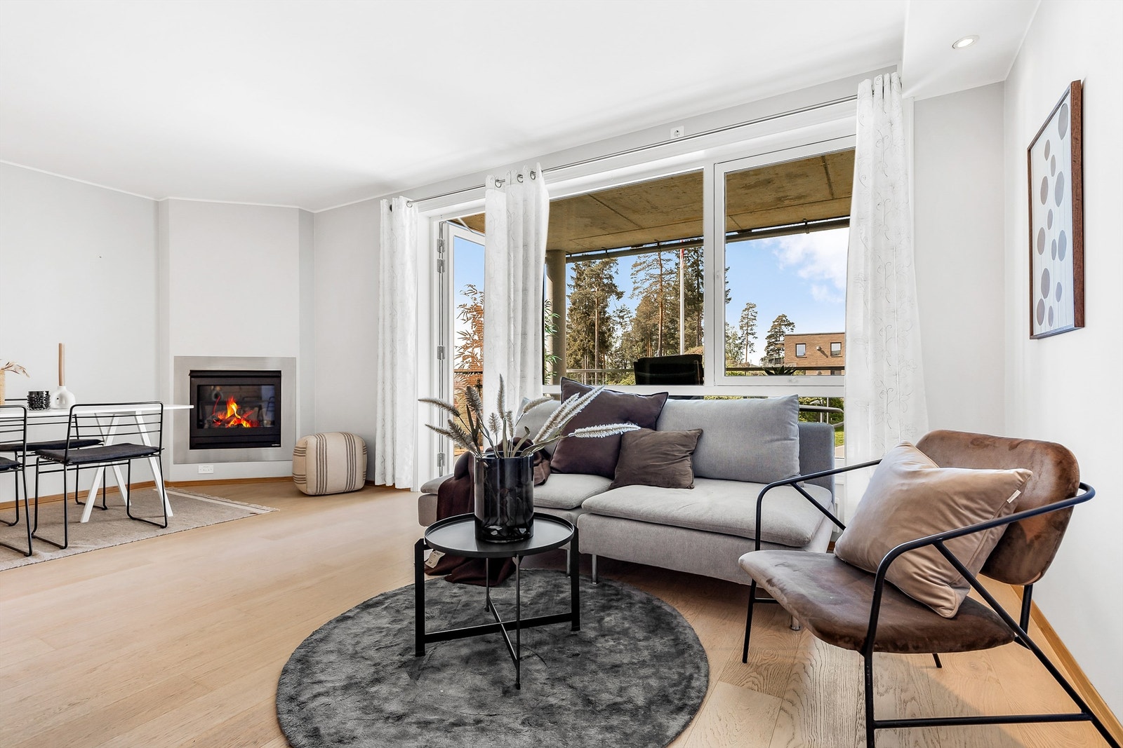 Velkommen til Ridder Flemmings vei 40, presentert av Terje Tveit i Krogsveen. Pen 2-roms leilighet med vestvendt balkong, gasspeis og garasjeplass. 55+ Sjøgløtt mot fjorden. Galleribilde