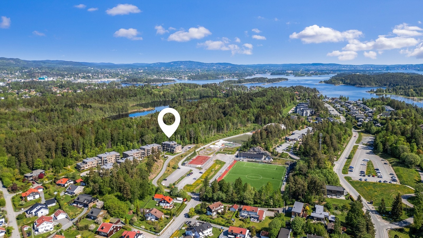 Nærområdet rundt boligen er godt tilrettelagt for et aktivt liv i rolige omgivelser. Nesøya byr på en rekke badeplasser, og idylliske friområder. Galleribilde