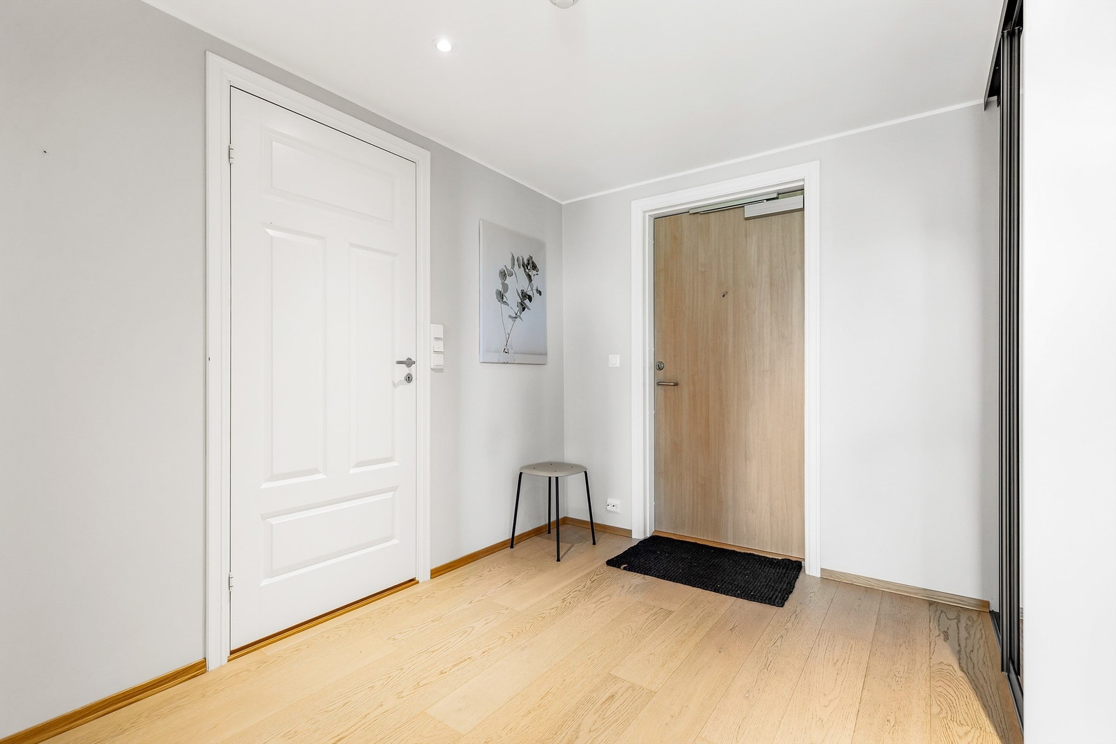 Boligen har en romslig entré. Galleribilde