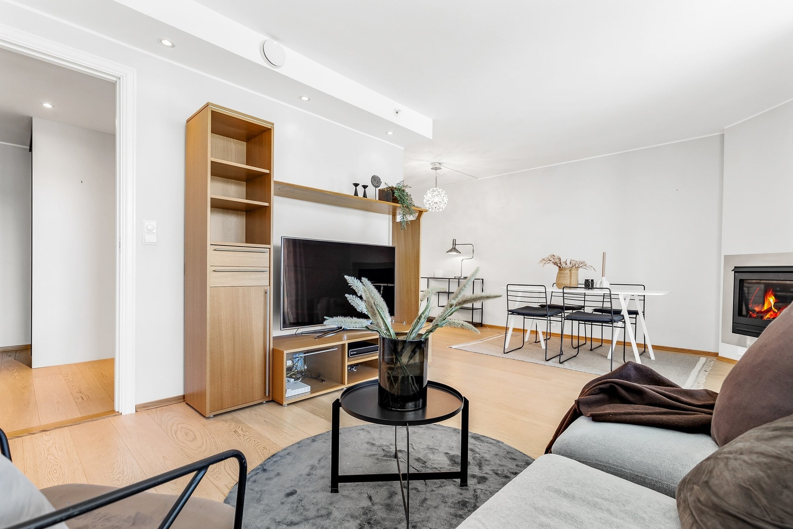 Gulvet er belagt med 1-stavs parkett og veggflatene er lysmalte. Galleribilde