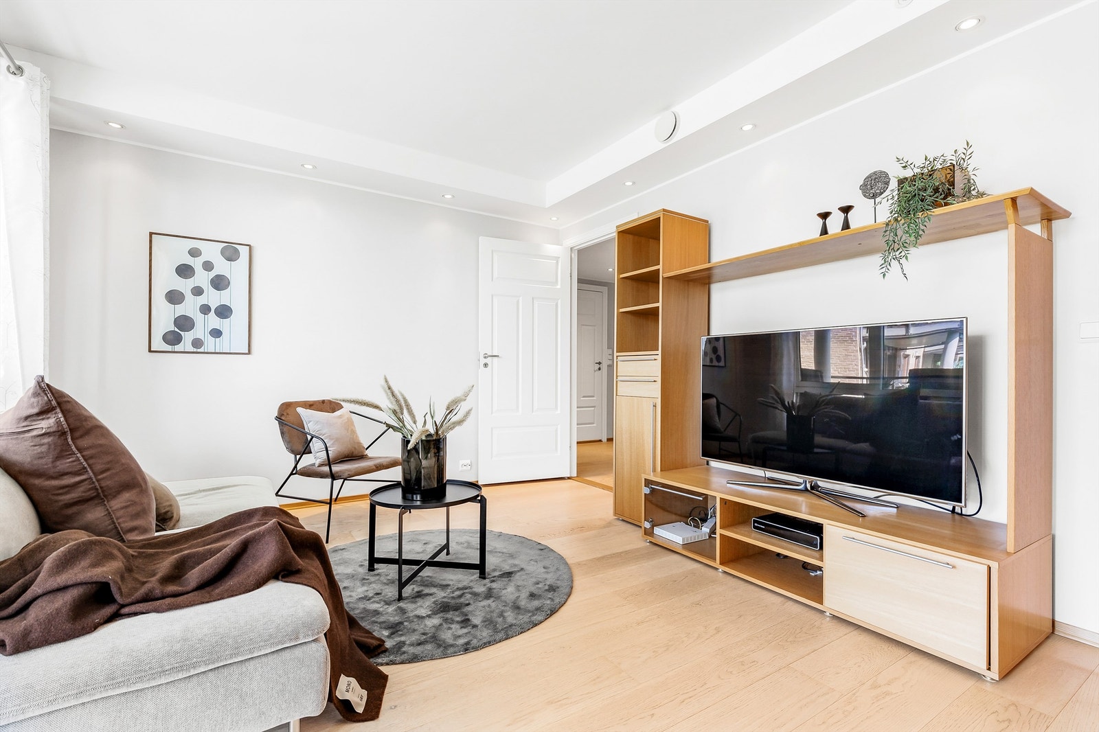 I himlingen er det nedsenket kasse langs veggen med downlights. Galleribilde