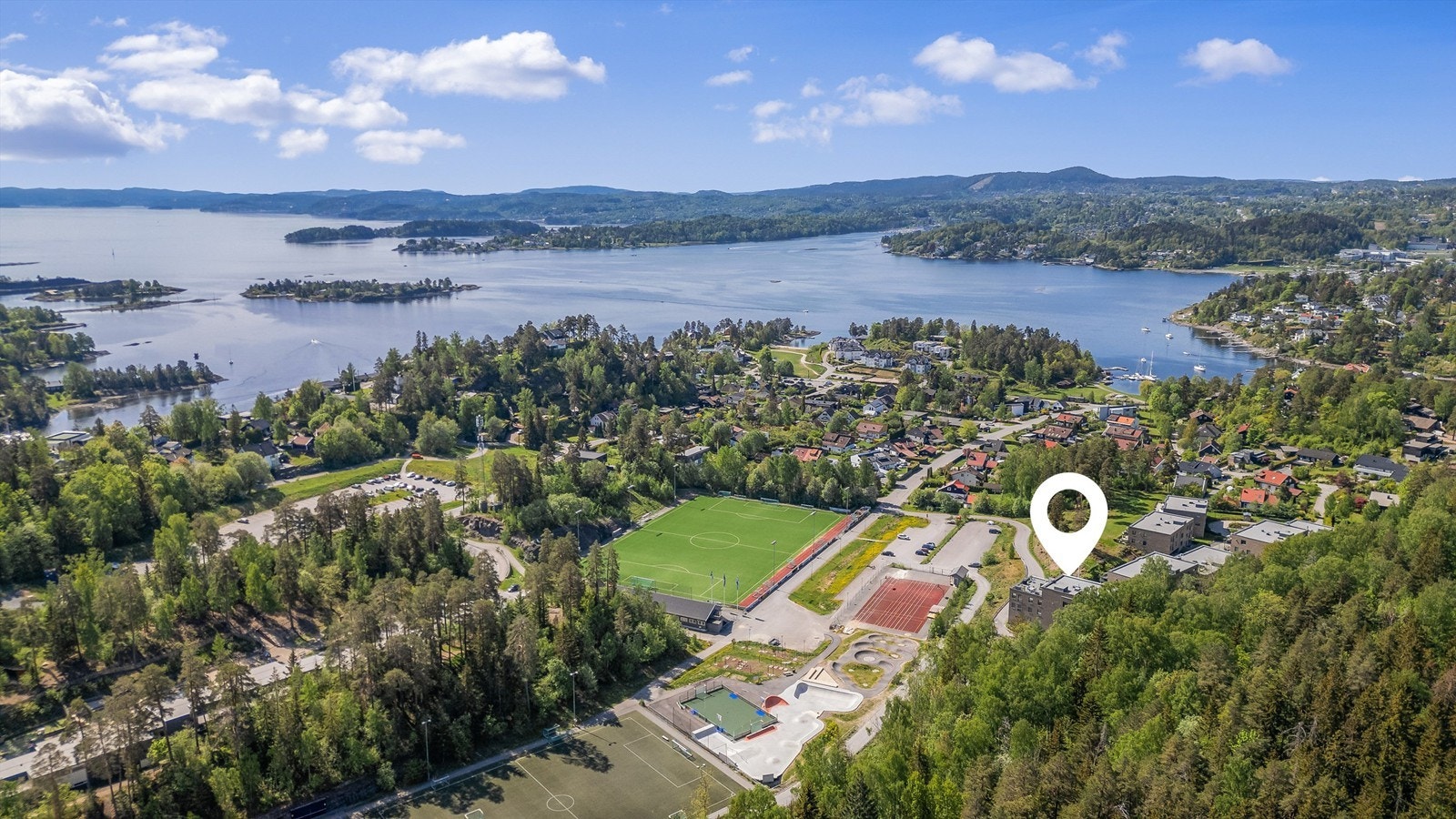 Kun kort gange fra boligen finner du fine bademuligheter og båthavner. Området byr også på flotte jogge- og turmuligheter. Galleribilde