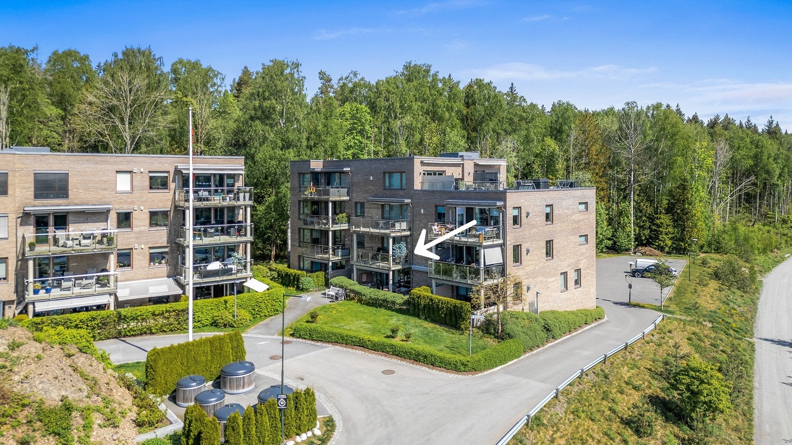 Leiligheten ligger i byggets 2. etasje og har heisadkomst. Galleribilde