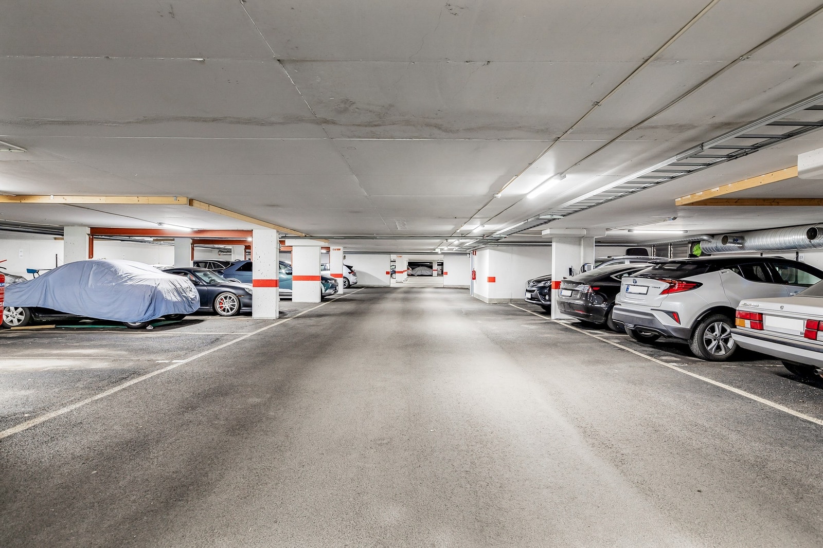 Leiligheten disponerer én parkeringsplass i felles garasjeanlegg. Plassen er merket med nr. 90. Galleribilde