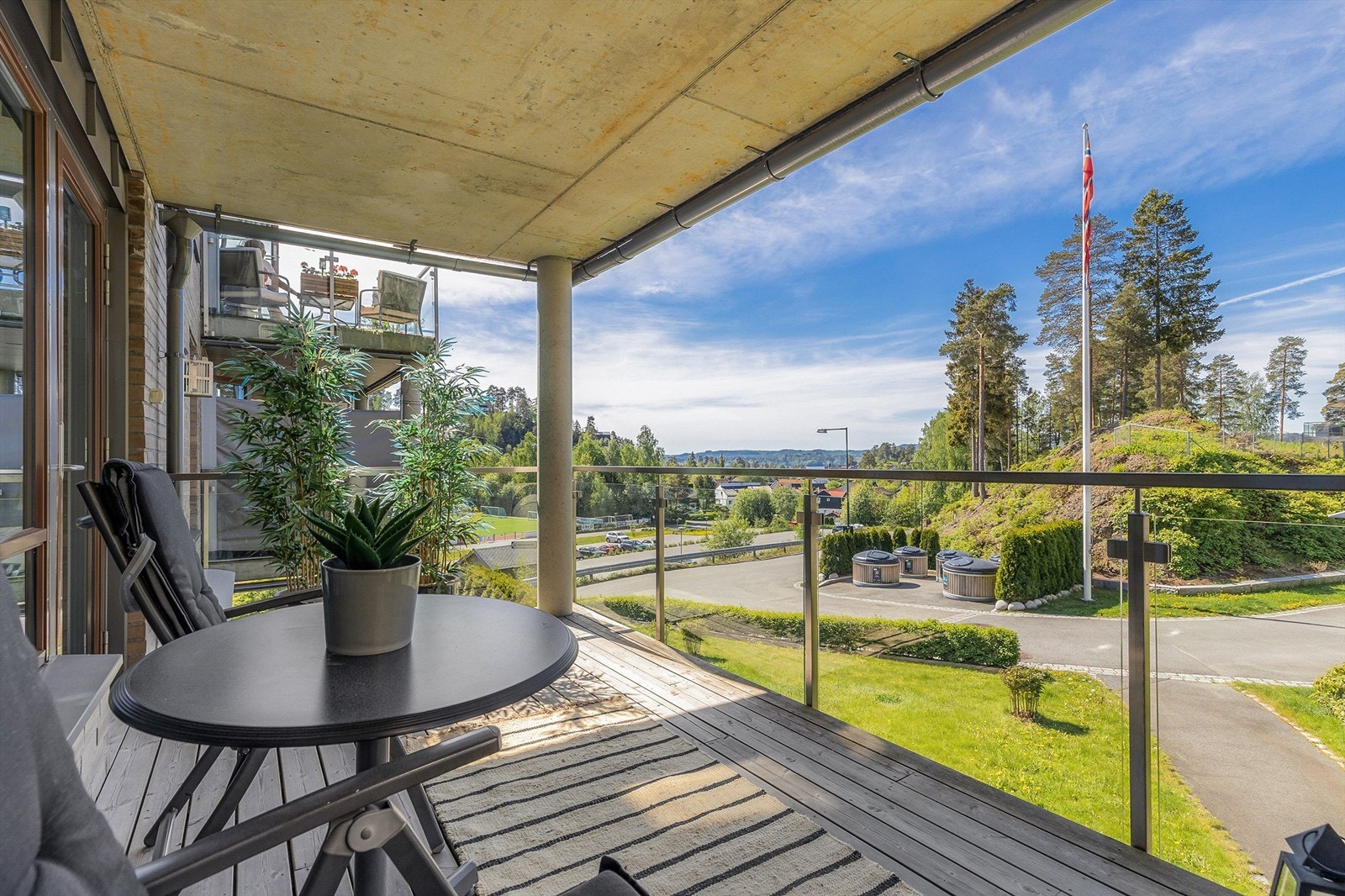 Fin beliggenhet i 2. etasje i boligbygg fra 2012. Sjøgløtt mot fjorden. Galleribilde