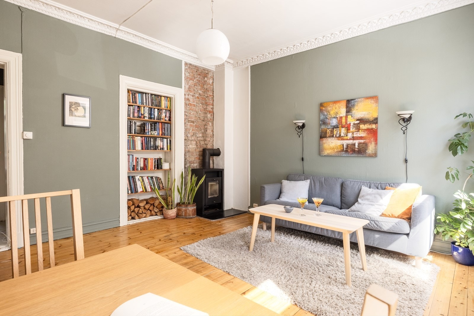 Stuen er romslig og lar seg enkelt møblere med flere sofa-soner, stort spisebord og tilhørende møblement. Galleribilde