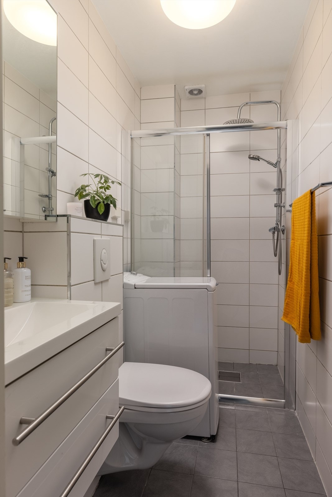 Nytt bad fra 2014 med vegghengt toalett, 60 cm servant med skuffer, dusjhjørne med glassvegger og opplegg for vaskemaskin. Avtrekk med elektrisk vifte. Galleribilde