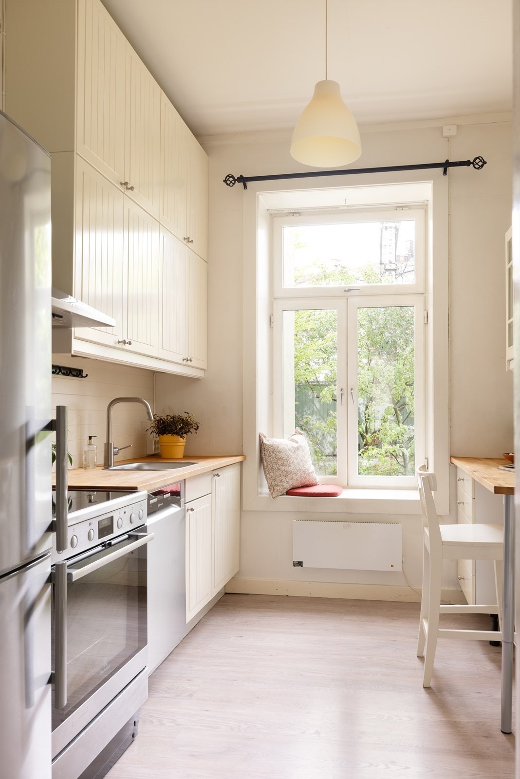 Leiligheten disponer to boder med god lagringsplass, en rett utenfor leiligheten i felles trappegang på 3 m² og en i kjeller på 1,7 m². Galleribilde