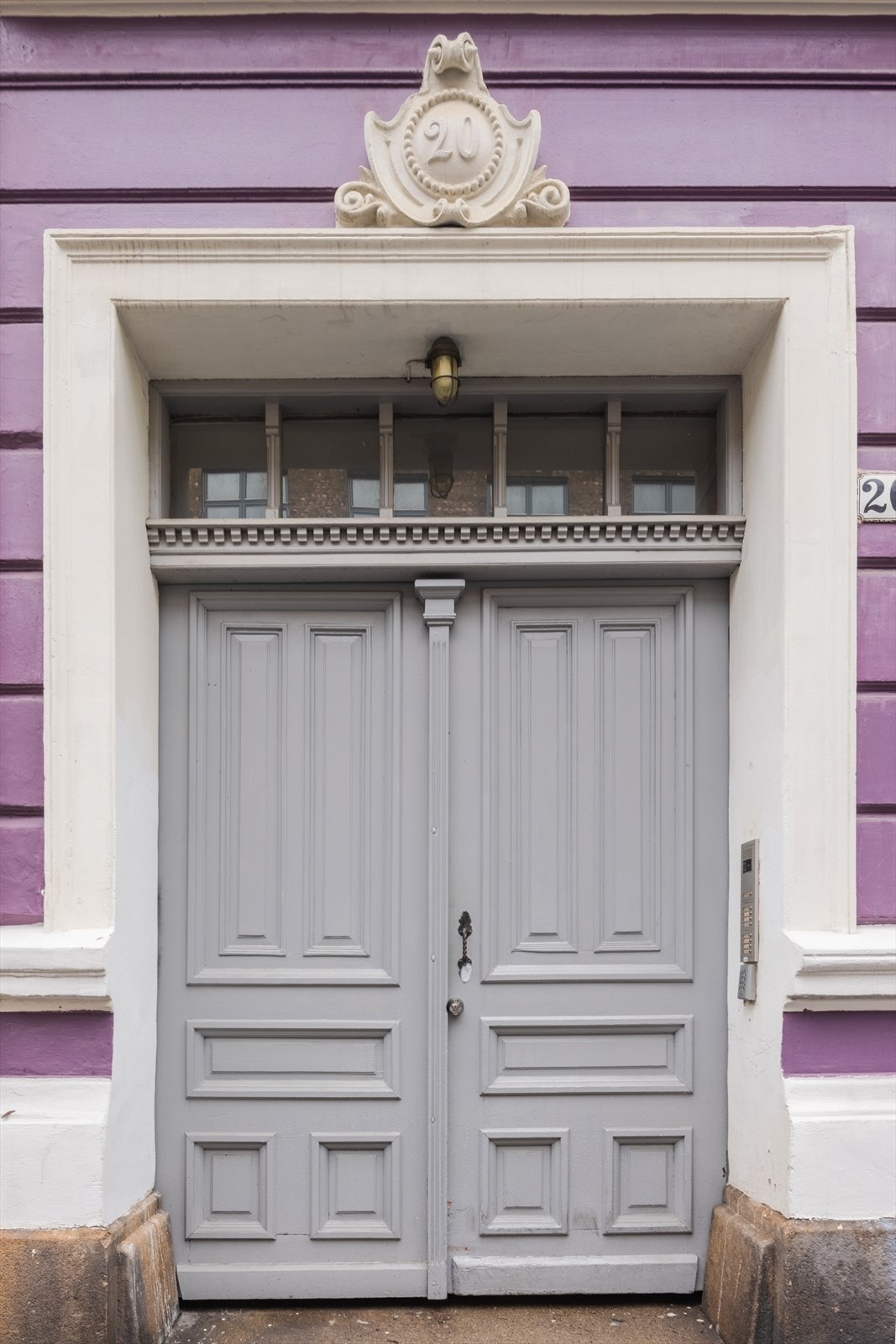 Velkommen inn - klassisk bygård fra 1800 tallet med alle sine sjarmerende detaljer. Galleribilde
