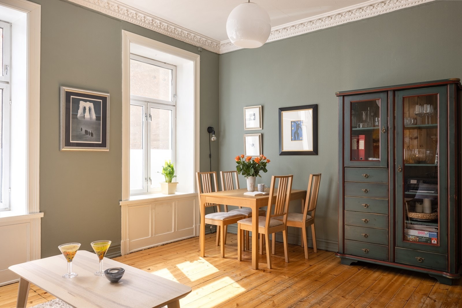 Klassiske detaljer som generøs takhøyde, roset, stukkatur, teglsten og originalt tregulv går igjen i hele leiligheten. Galleribilde