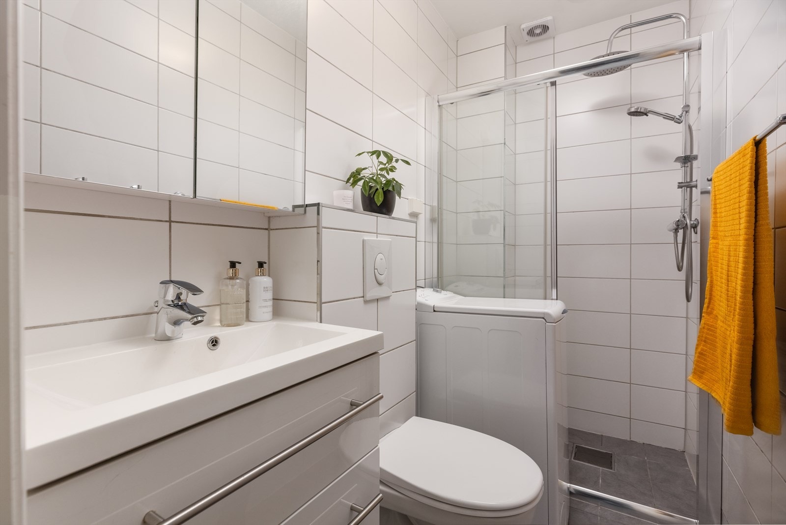 Badet har lyse, tidsriktige fliser og fremstår velholdt. Vaskemaskinen kan medfølge om ønskelig. Galleribilde