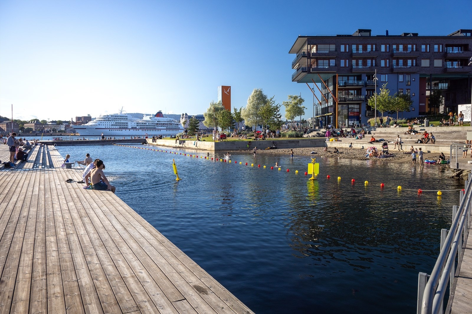 Deilige Sørenga sjøbad like i nærheten, perfekt på varme sommerdager. Galleribilde
