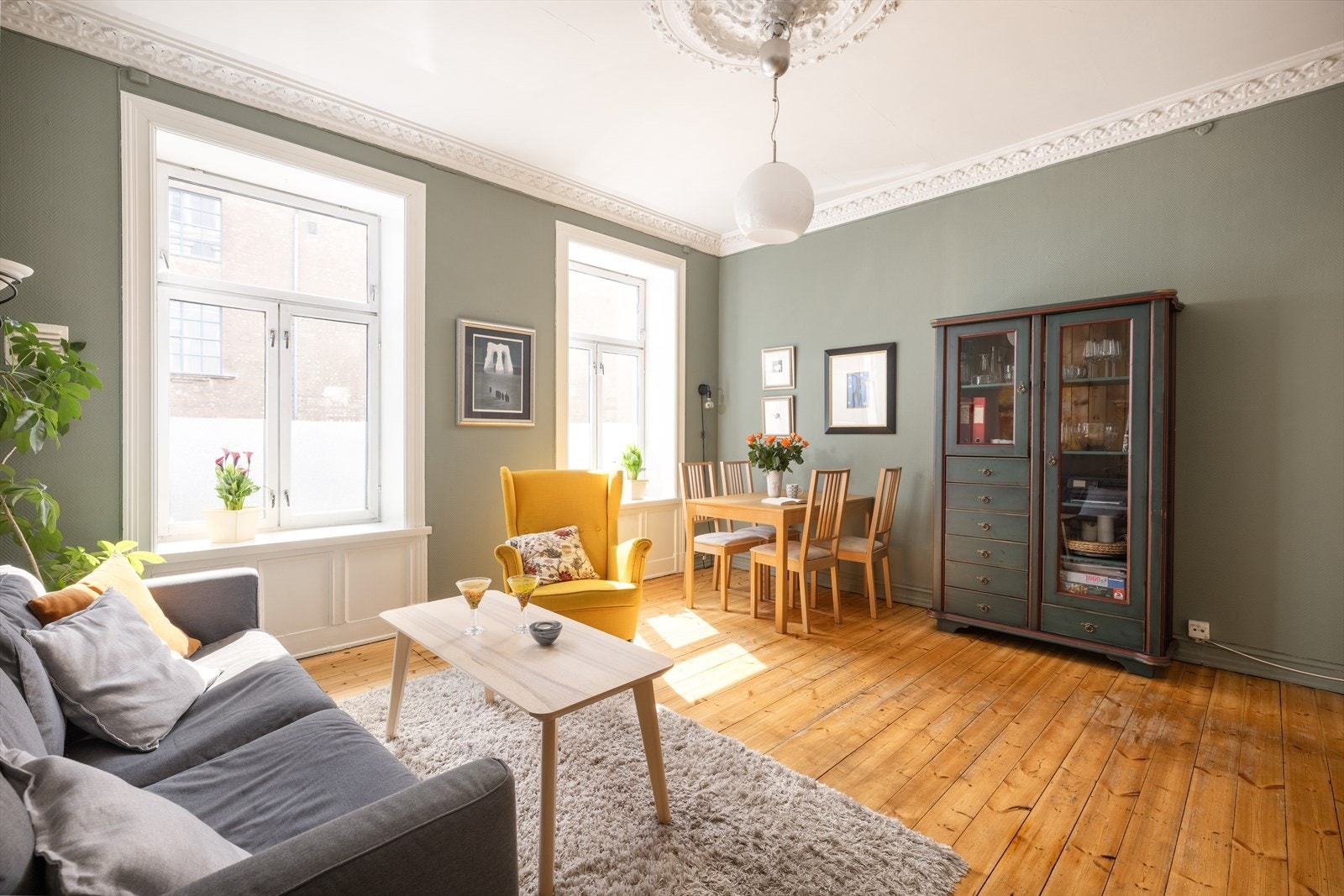 Stuen har hele 2 store vindusflater som slipper inn rikelig med naturlig lys, og sammen med den gjennomgående planløsningen oppleves leiligheten lys og luftig. Galleribilde